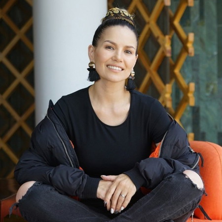 Бизнес өрөг дуучин Ука